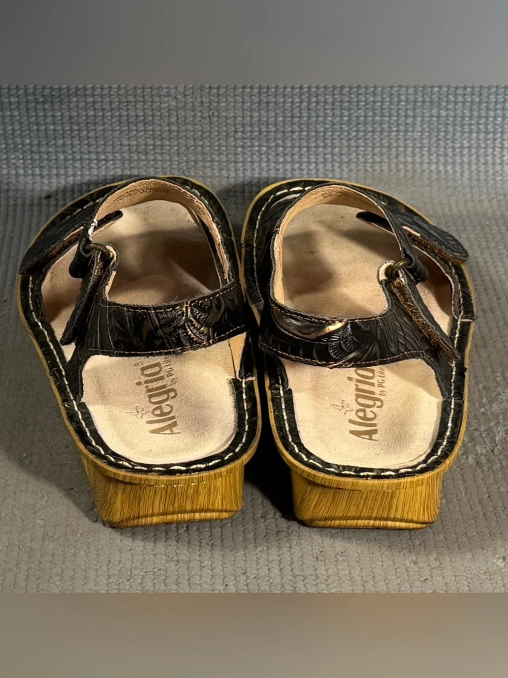 Alegria VIK-153 Women's Black Embossed Leather Sandals Size 7.5 US 39 EU - Picture 7 of 9